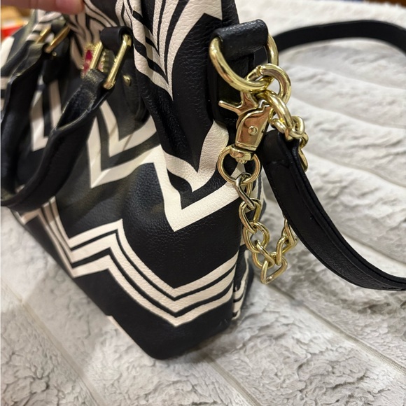 Betsey Johnson Black and White Chevron Crossbody Bag - Picture 4 of 12